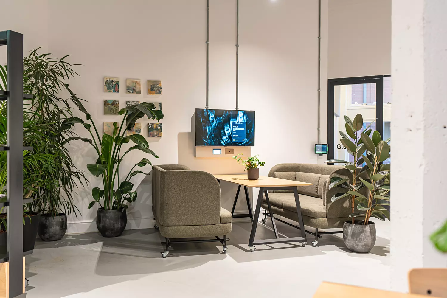 Touchdown collaboration zones with AV for Aston University